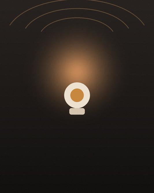 Ronde sfeerprojector die warme lichtcirkels op een muur werpt